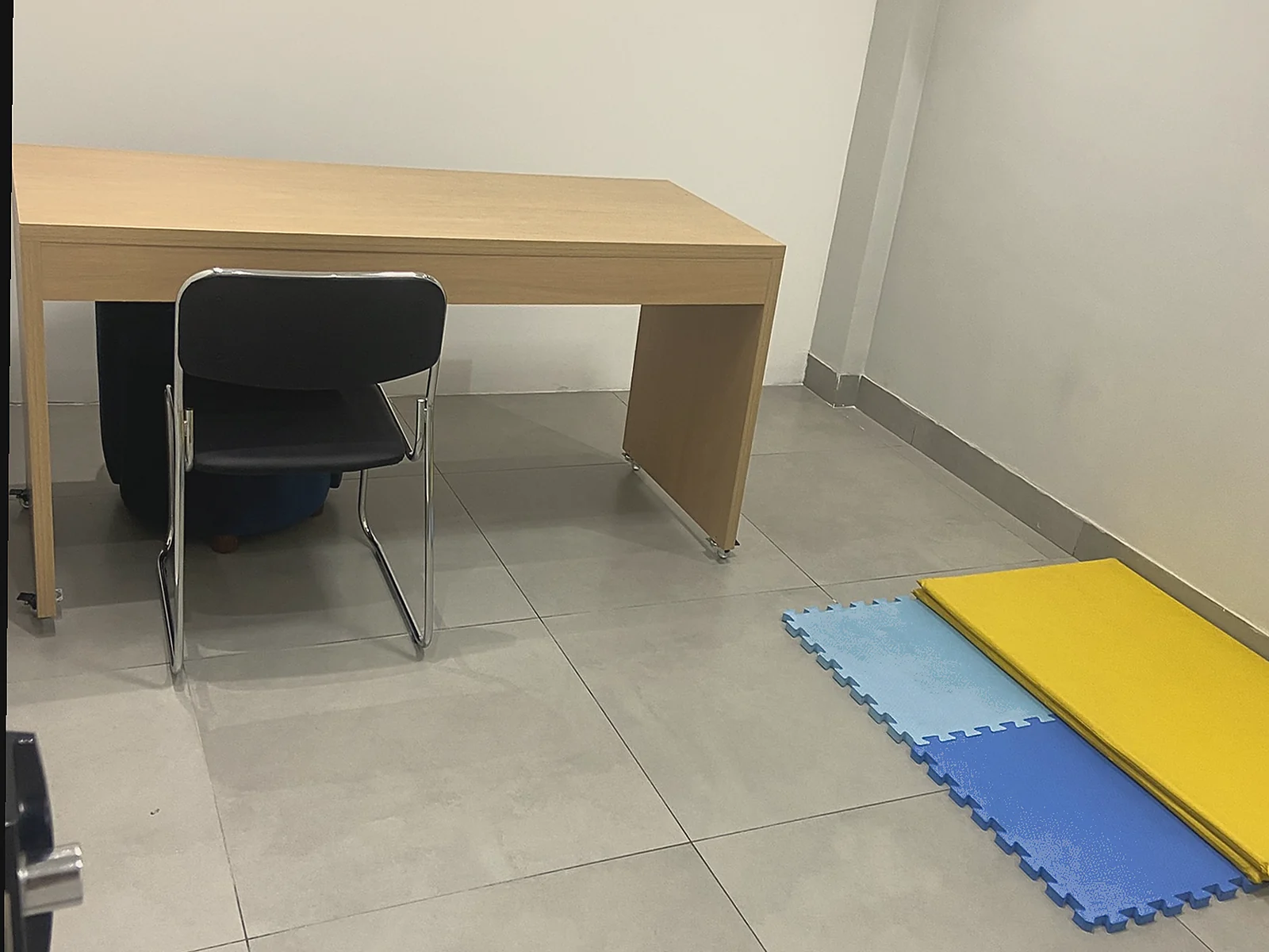 Consultório com tatame para atividades no chão da Help!
