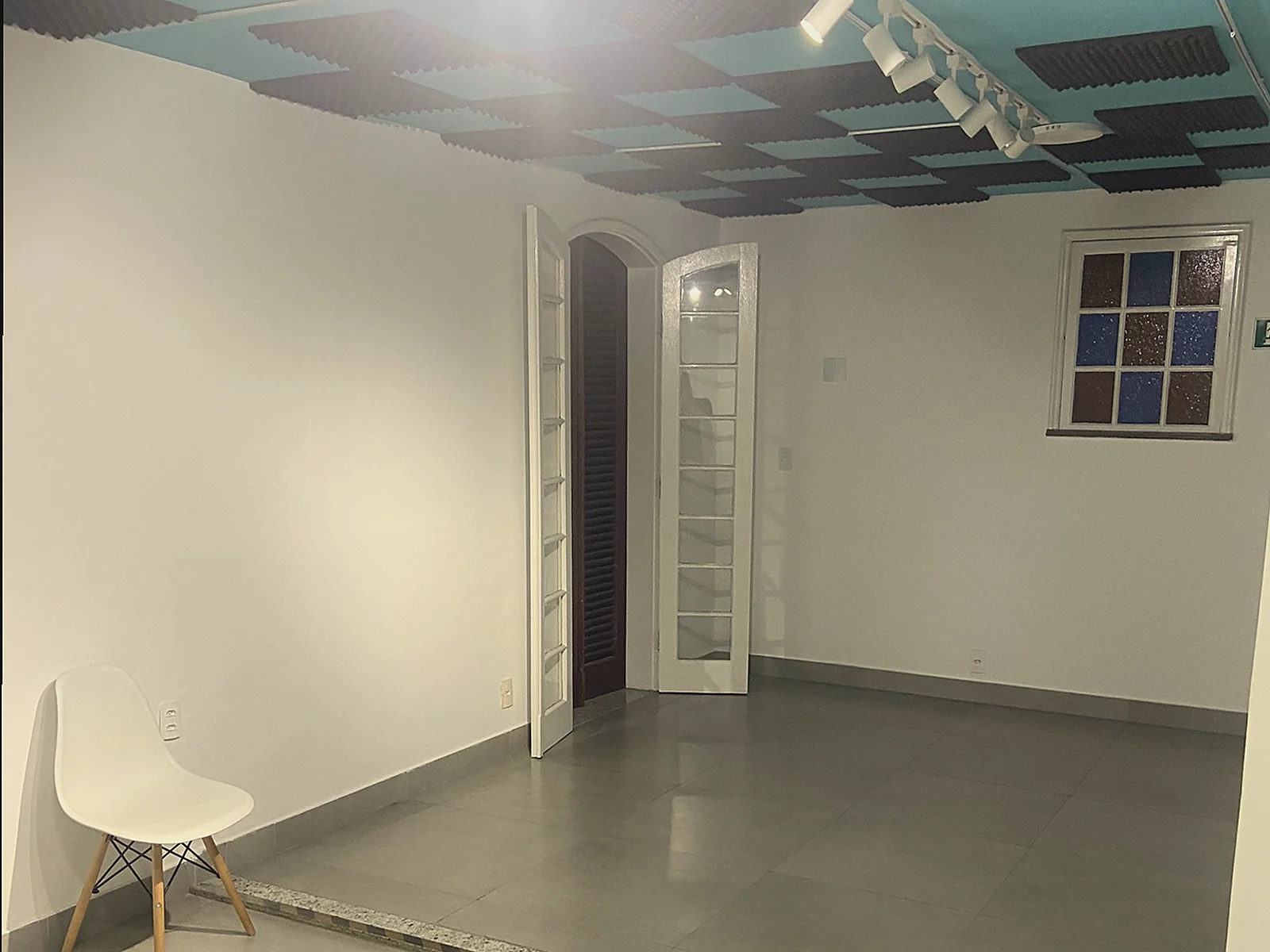 Sala ampla para atividades em grupo da Help!