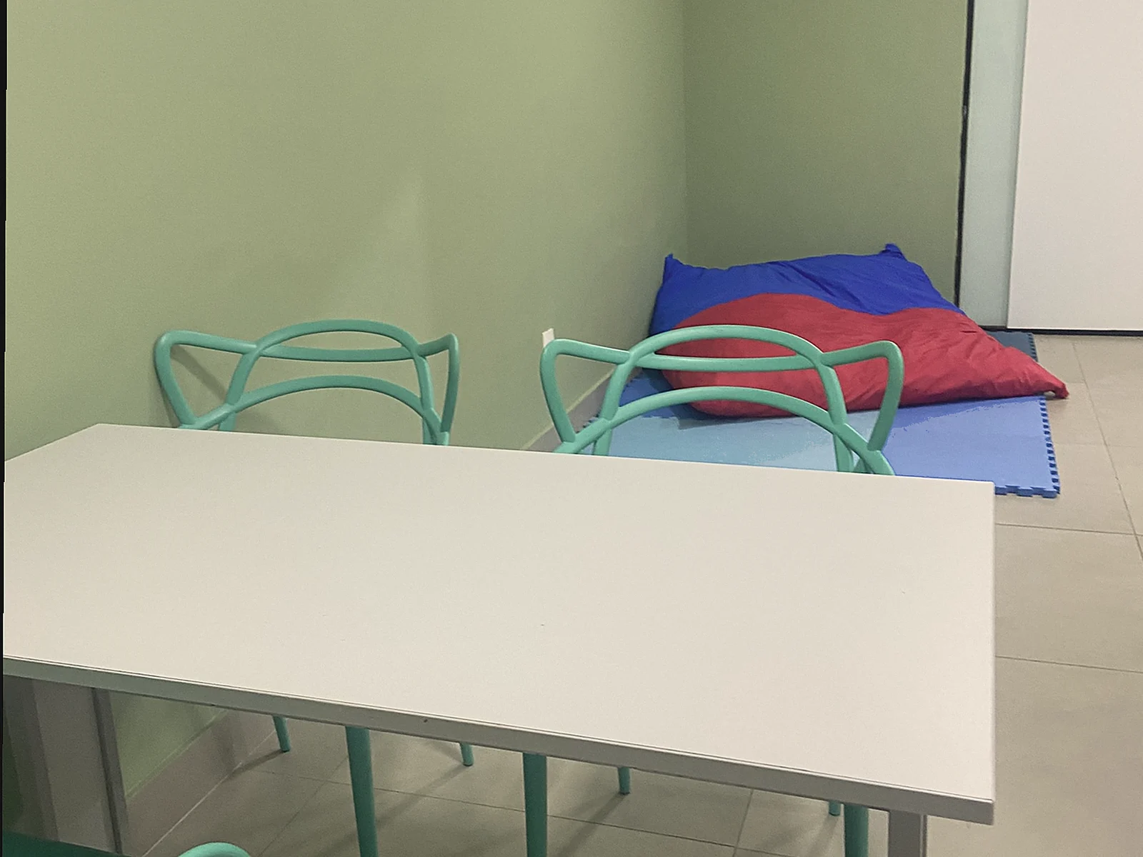 Sala de atendimento com mesa e cadeiras infantis da Help!
