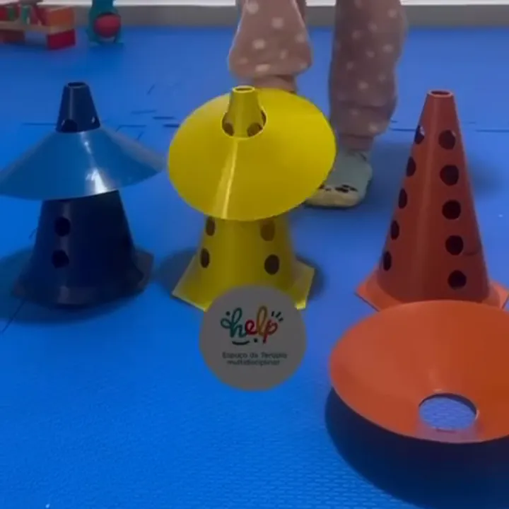 Criança em circuito de cones na sala de psicomotricidade da Help!