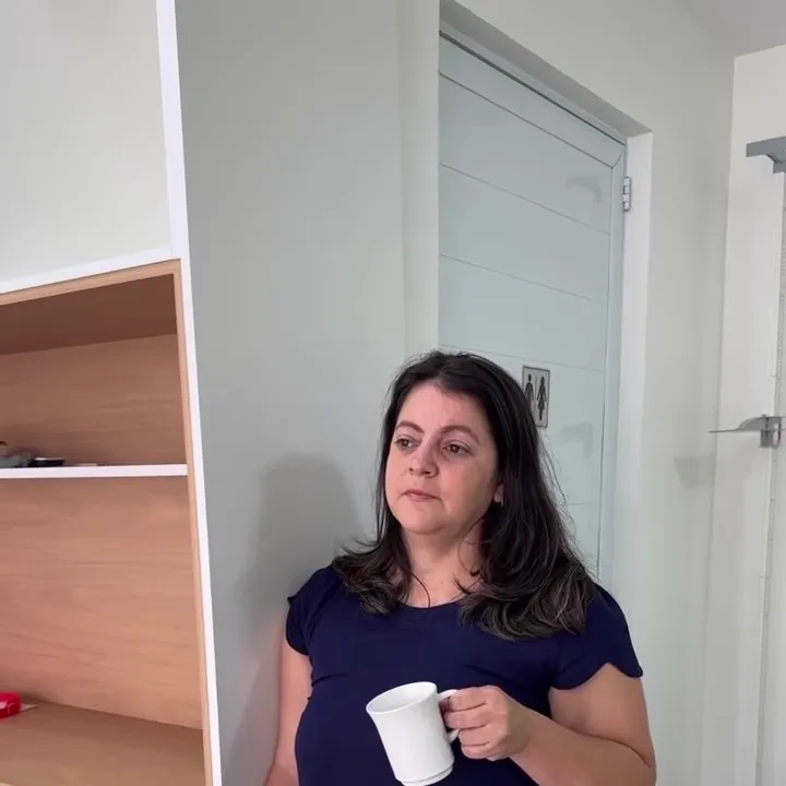 Terapeuta da Help! tomando um café depois da sessão
