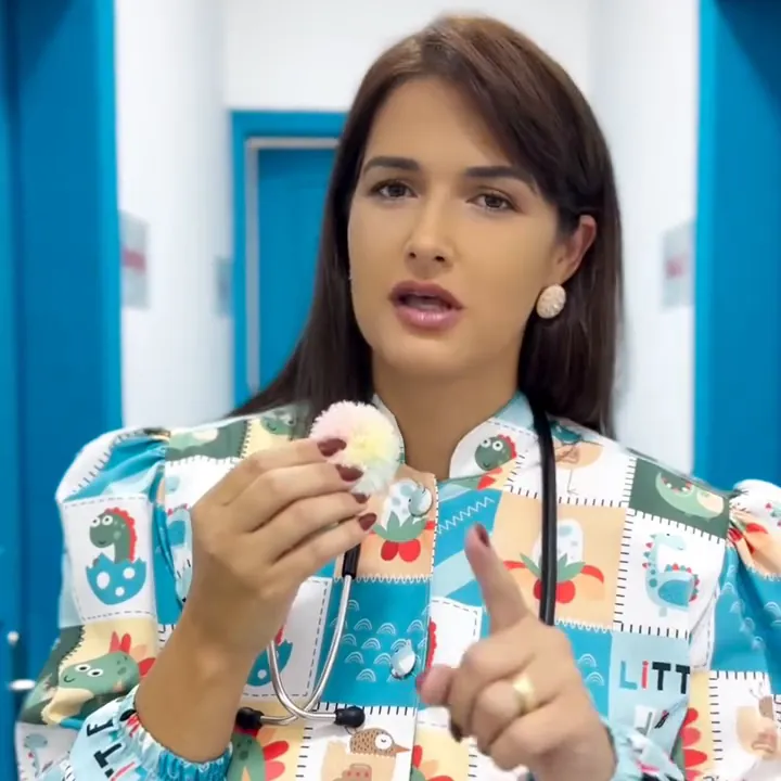 Lilian Cabreira, fisioterapeuta respiratória da Help!, em vídeo de orientação